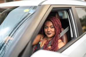 Jovem dentro do carro