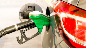 Carro sendo abastecido com etanol aditivado