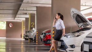 Carro na reserva: mulher fica sem combustível em estacionamento