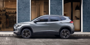 Chevrolet Tracker cinza visto de lado