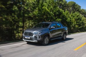 fiat strada cinza em rodovia