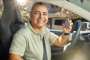 senhor-negro-setado-no-banco-do-motorista-carro-com-chave-presencial-na-mao