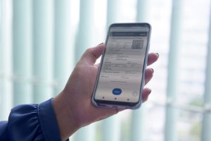 celular com crlv digital aberto na mão de uma mulher foto do denatran