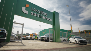 Fachada loja Localiza Seminovos com carros estacionados