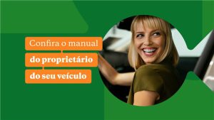 mensagem-acesse-o-manual-do-proprietario-de-veiculo-em-fundo-verde-com-mulher-loira-ao-volante