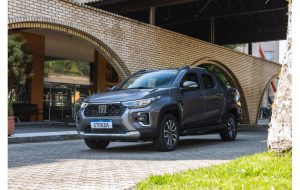 Fiat Strada cinza 2025 estacionado em ambiente urbano, com destaque para o design frontal renovado e os faróis em LED.