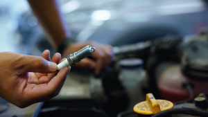 Velas de ignição na mão de mecanico