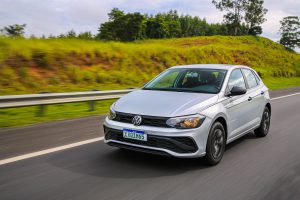 Imagem de um Polo Volkswagen em movimento na estrada