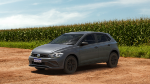 Volkswagen Polo seminovo cinza em estrada de terra, mostrando sua estabilidade e visual moderno mesmo fora do asfalto