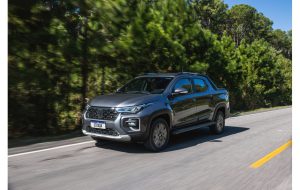 Fiat Strada cinza 2024 estacionado em ambiente urbano, com destaque para o design frontal renovado e os faróis em LED.