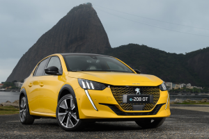 Peugeot 208 amarelo parado em ambiente urbano, hatch compacto moderno destacado na cidade