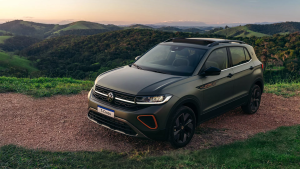Volkswagen T-Cross parado em estrada de terra, destacando o design robusto do SUV em ambiente fora do asfalto.