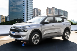 Citroën C3 em movimento por estrada asfaltada, com design moderno e linhas aerodinâmicas em destaque.