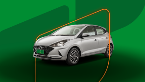 Hyundai HB20 cinza em destaque, com fundo de montagem da Localiza Seminovos.