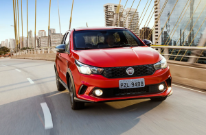Fiat Argo vermelho em movimento em uma estrada, com paisagem ao fundo Está sendo útil até agora? Perguntar ao ChatGPT