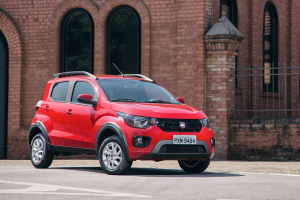 Fiat Mobi vermelho em ambiente urbano, destacando o estilo compacto e ideal para o uso na cidade.