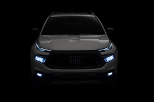 Detalhe dos faróis da Fiat Toro com iluminação em LED, evidenciando o design moderno e a assinatura luminosa da picape.