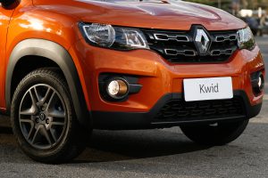 Renault Kwid visto de frente, destacando grade, faróis e para-choque com design robusto