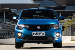 Fiat Mobi azul visto de frente, em destaque, mostrando a grade dianteira e os faróis