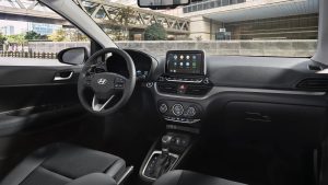 Parte interna de um HB20 com foco no painel digital iluminado, destacando o design moderno e a disposição clara das informações para o motorista