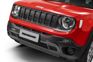 Detalhe frontal de um Jeep Renegade vermelho seminovo, destacando grade, faróis e design robusto