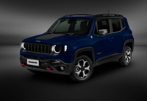 Jeep Renegade azul posicionado em estúdio, exibindo design robusto, grade frontal com sete fendas e rodas de liga leve.