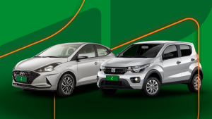 Mobi e HB20 cinza lado a lado, em frente a fundo de montagem da Localiza Seminovos