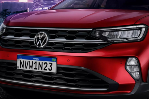 Volkswagen Nivus vermelho visto de frente em área externa, evidenciando grade com logo da marca, faróis de LED e design esportivo.