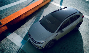 Volkswagen Nivus seminovo cinza visto de cima, estacionado, destacando linhas de cupê e design esportivo da carroceria.