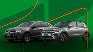 ivus e T-Cross lado a lado com marca da Localiza em tons verde e alaranjado ao fundo