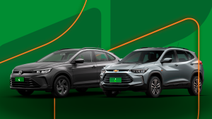 Volkswagen Nivus e Fiat Fastback lado a lado em pátio da Localiza Seminovos com logotipos ao fundo