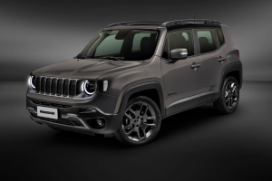 Jeep Renegade cinza fotografado em estúdio, exibido de perfil, destacando linhas laterais e rodas de liga leve.