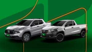 Fiat Strada e Fiat Toro em primeiro plano, fundo liso nas cores verde e alaranjado da Localiza Seminovos