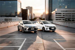 Chevrolet Onix e Hyundai HB20 estacionados na estrada. Ao fundo, prédios altos e sol em destaque.