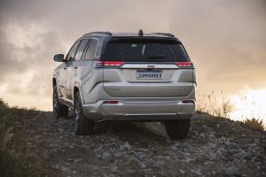 Jeep Commander visto pela traseira, destacando lanternas e linhas robustas do SUV.