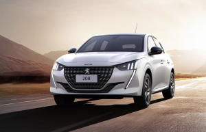 Peugeot 208 rodando em estrada asfaltada, com destaque para o design moderno e esportivo do hatch