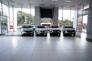 Familia Fiat Argo: Argo, Cronos, Pulse e Fastback vistos de frente e estacionados dentro da loja Localiza Seminovos.png