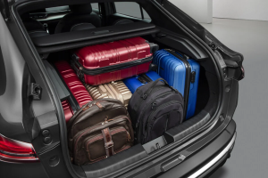 Porta-malas do Fiat Fastback aberto, mostrando o amplo espaço interno de 600 litros para bagagens