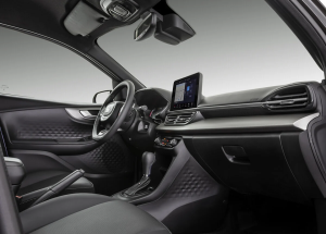 Interior do Fiat Pulse com central multimídia ligada e acabamento moderno em preto, destacando painel e volante multifuncional.