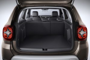 Porta-malas do Renault Duster aberto, mostrando amplo espaço interno para bagagens.