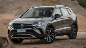 Volkswagen Taos cinza estacionado em um ambiente com bastante terra, evidenciando o estilo robusto do SUV.