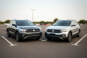 T-Cross Comfortline-1.0-2024 e T-Cross 1.0-TSI-2024 estacionados de frente.