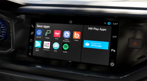 painel de carro da Volkswagen com a central multimídia VW Play ligada, exibindo a tela sensível ao toque com ícones de aplicativos e interface moderna