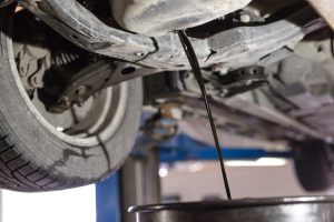 change-the-old-engine-oil-for-car-repair-service