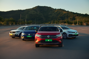 Família Volkswagen: Polo, Virtus, Nivus e T-Cross estacionados. Ao fundo, montanhas em destaque.