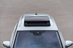 Carro com teto solar, detalhes e cuidados