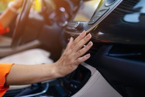 Painel do carro, motorista ao voltante