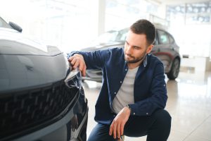 youngmanischoosinganewvehicleincardealership