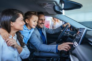 Família compra carro seminovo