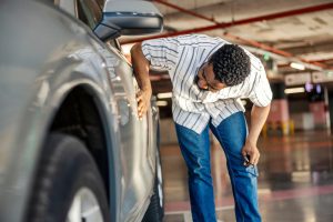 Revisão do carro, observar carro, cuidado